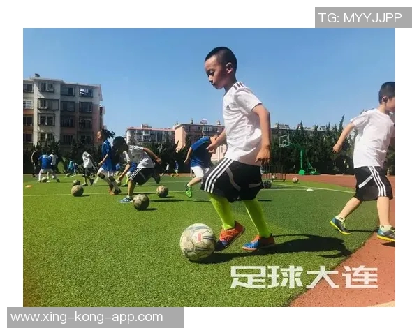 四川足球球星兰杰的成长历程与足球成就解析